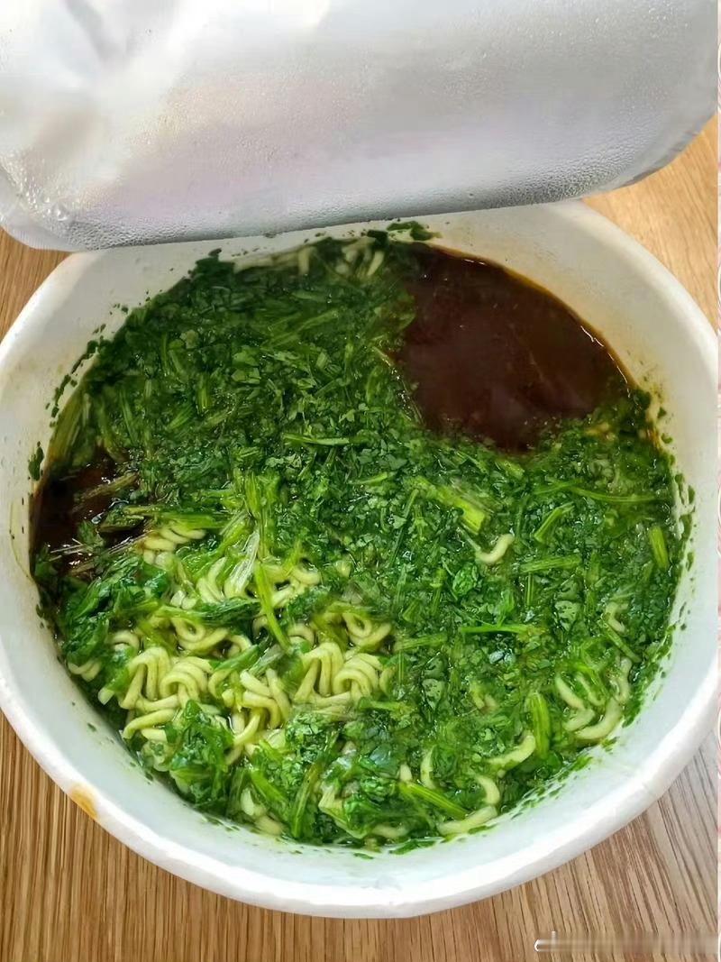 香菜泡面走红韩国的原因是什么原来韩国人也这么喜欢吃香菜啊，不过香菜味的泡面真的很