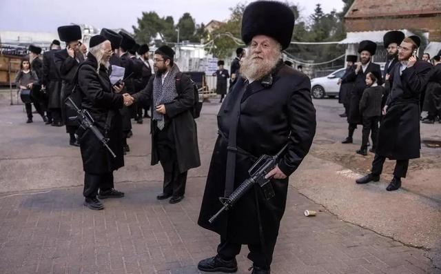 历史是惊人的相似，当年是希特勒逼犹太人四处逃命，现在是犹太人自己四处保命。阿