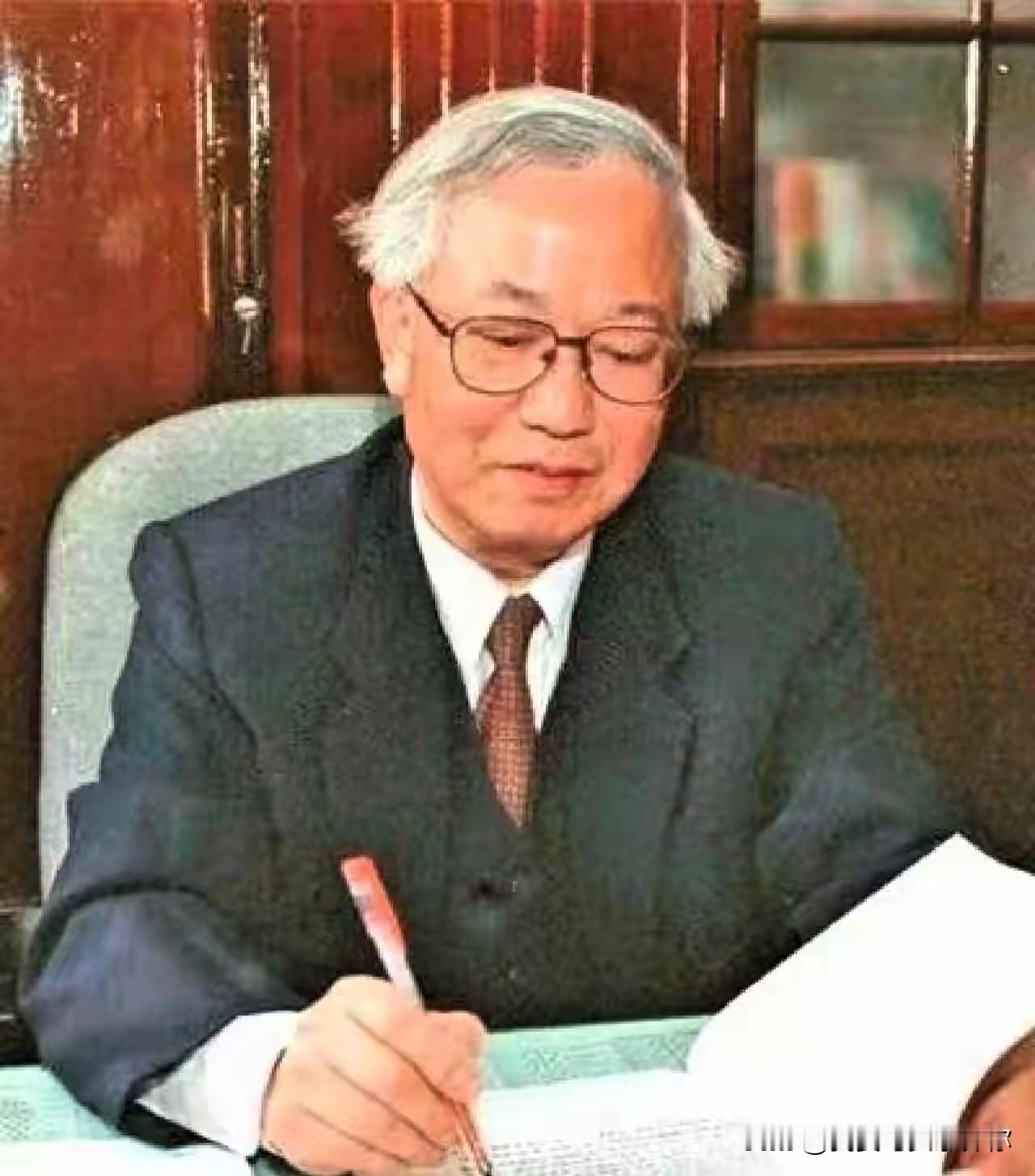 胡福明这骨头，不是一般的硬。上面让他签字坐实姚迁，他顶着压力就是不签。结果挨了