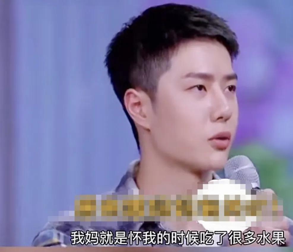 王一博:“我妈觉得怀我的时候吃了很多水果，然后就生下来比较白，小时候我妈说我就是
