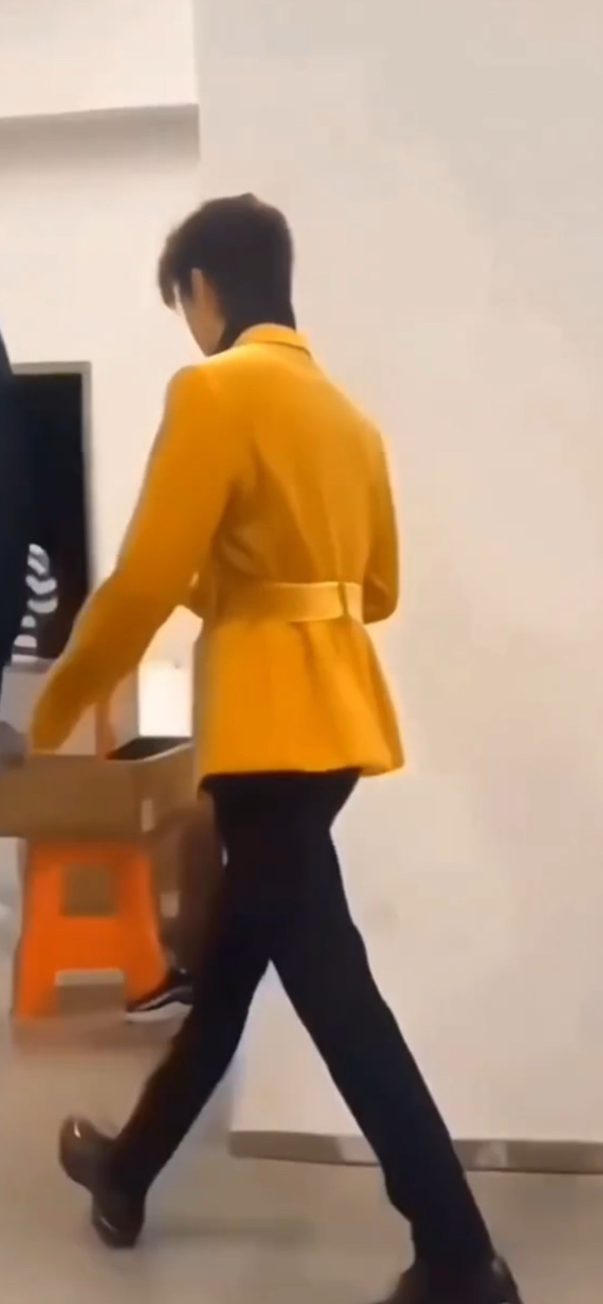 王一博卧靠王一博这个男人头身比例一绝，这大长腿​​​