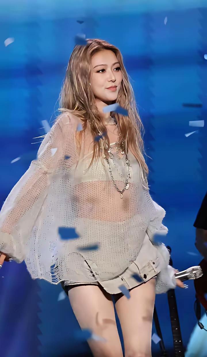 薛凯琪昆明演唱会穿搭