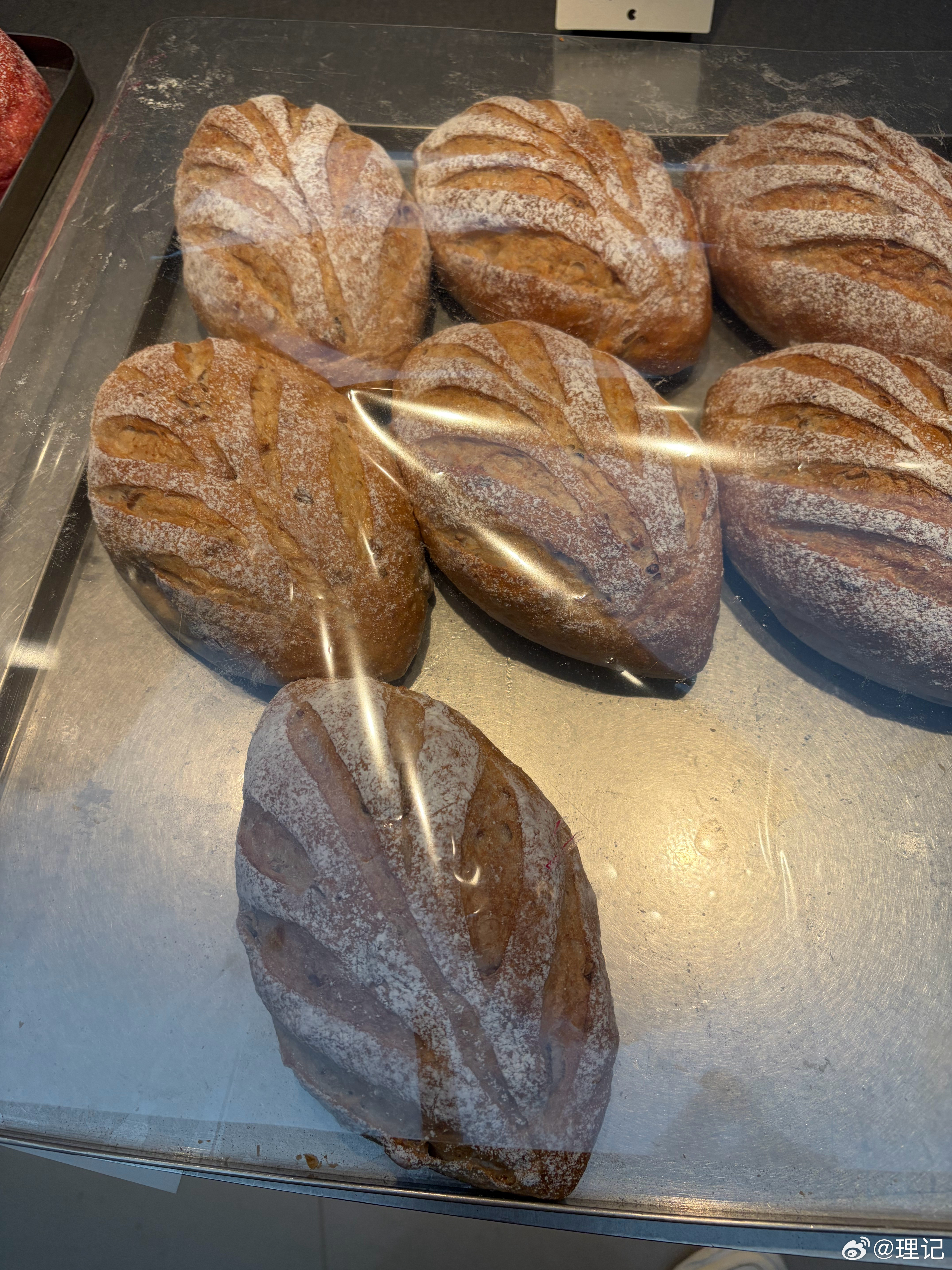 去一个很大面包店，只有这一款低糖的全麦面包，其余全是超高糖。大家注意如果没得选择