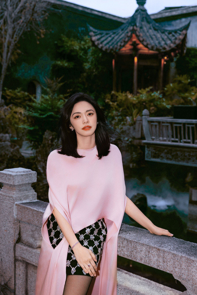 姚晨回福建老家过年了救命！姚晨这画面也太有烟火气了吧！！一把梳子一把剪刀，就剪出