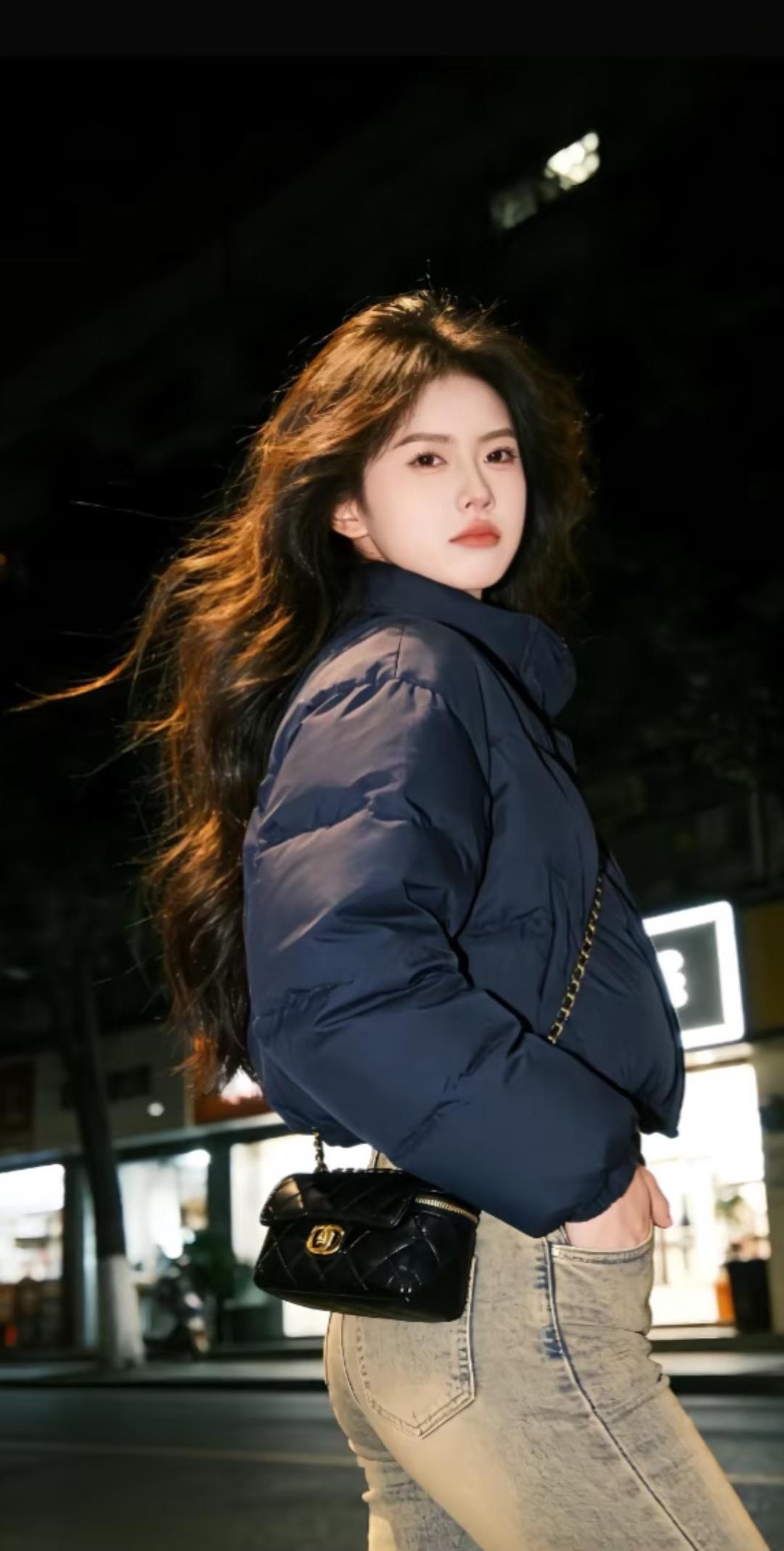 夜色笼罩，美人倚街。