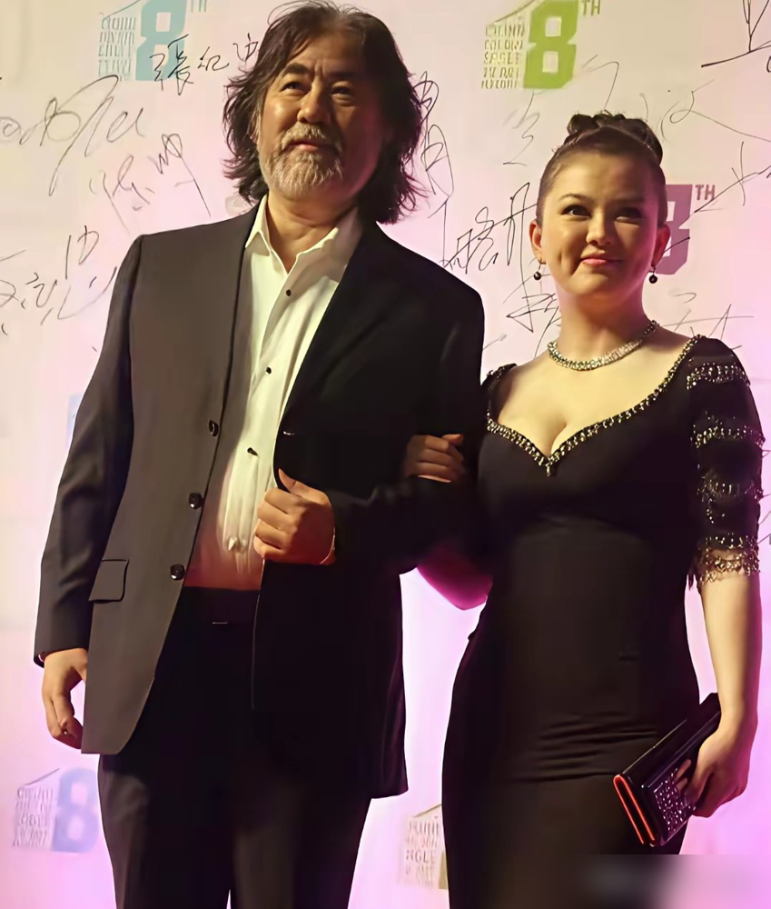 2010年张纪中牵着李湘走红毯，全网都往桃色上猜，全猜错了。那年张纪中手里攥着制片大权，李湘早不是主