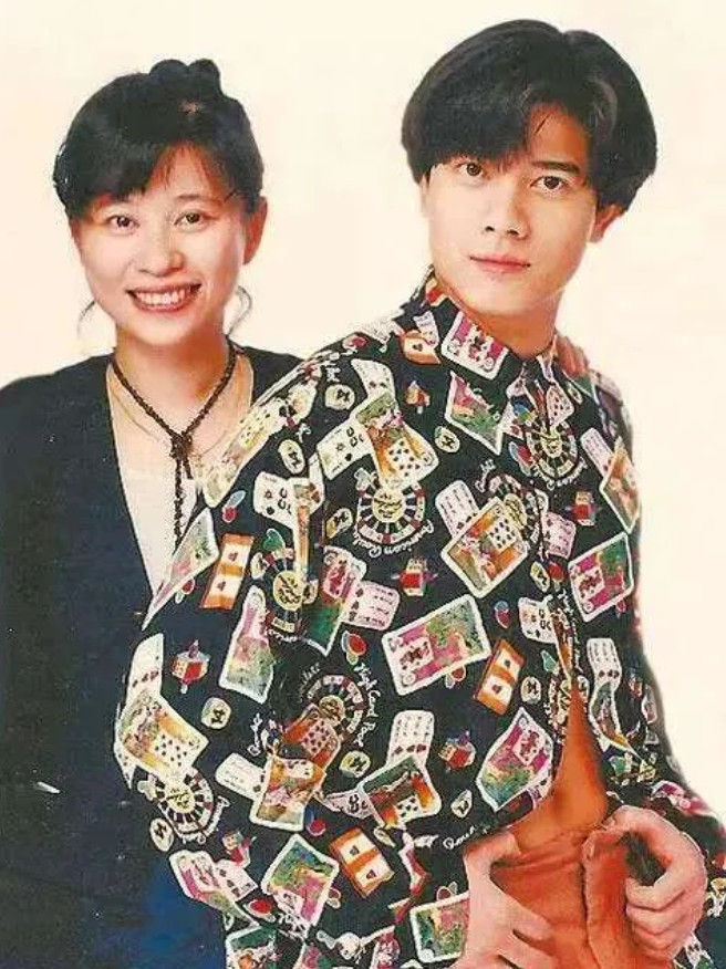主持人好奇地问王晶:“郭富城与经纪人小美是一种怎么样的关系？”王晶慢条斯理地说: