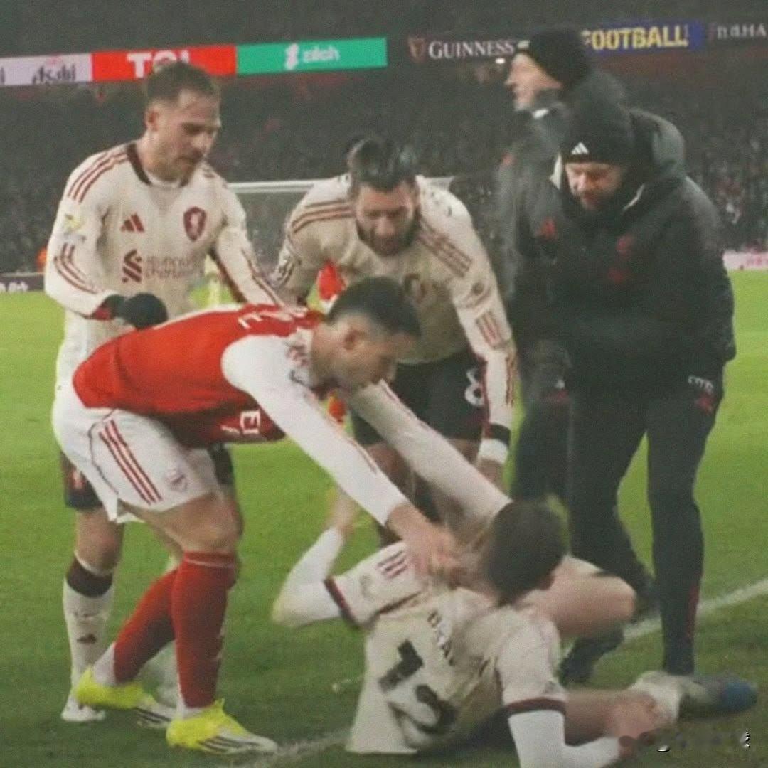 阿森纳前锋对利物浦后卫干的事，连曼联名宿都看不下去了！利物浦与阿森纳的比赛后，曼