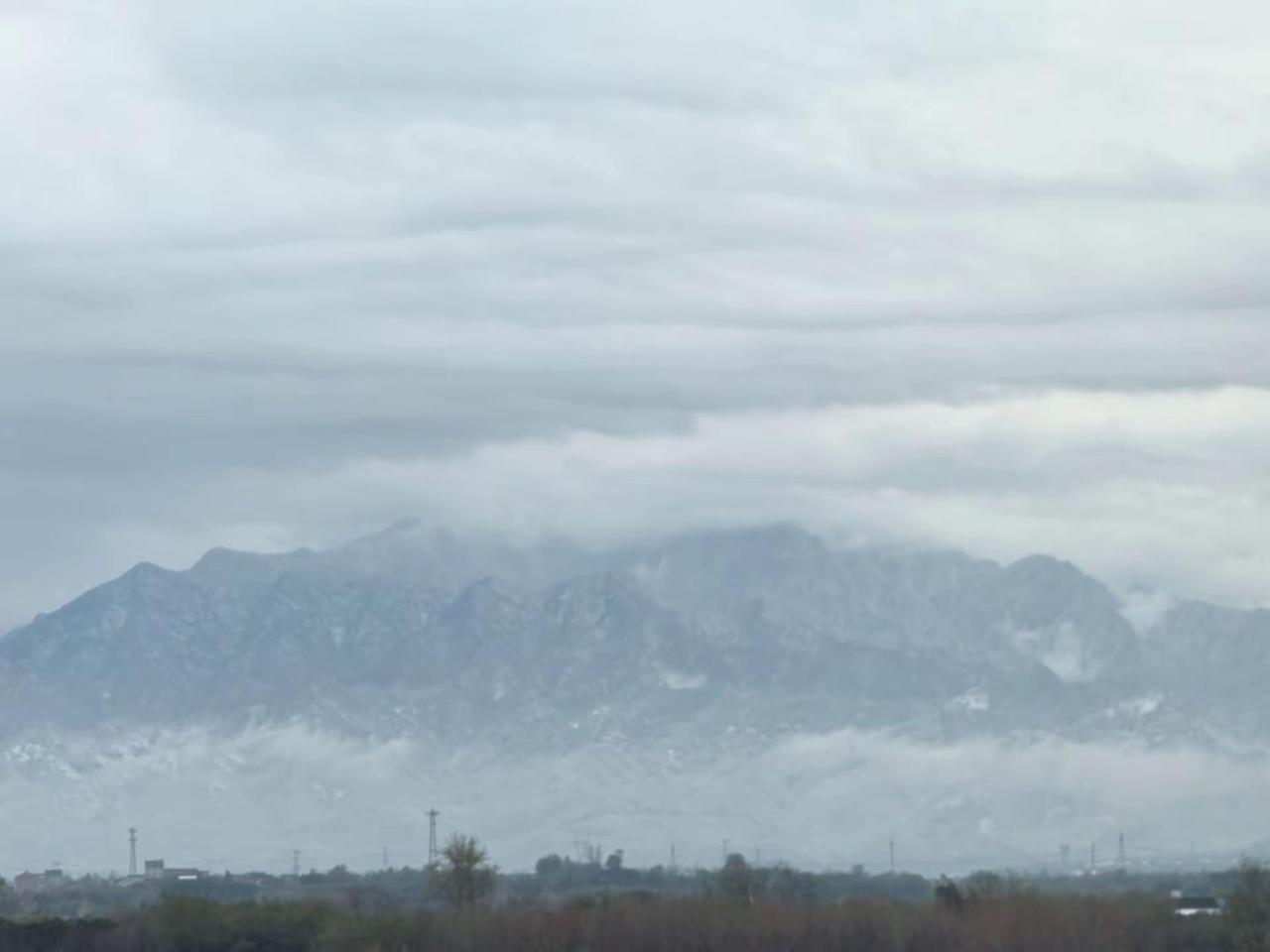 雪落秦岭云雾缭绕人间仙境治愈系风景自然风光
