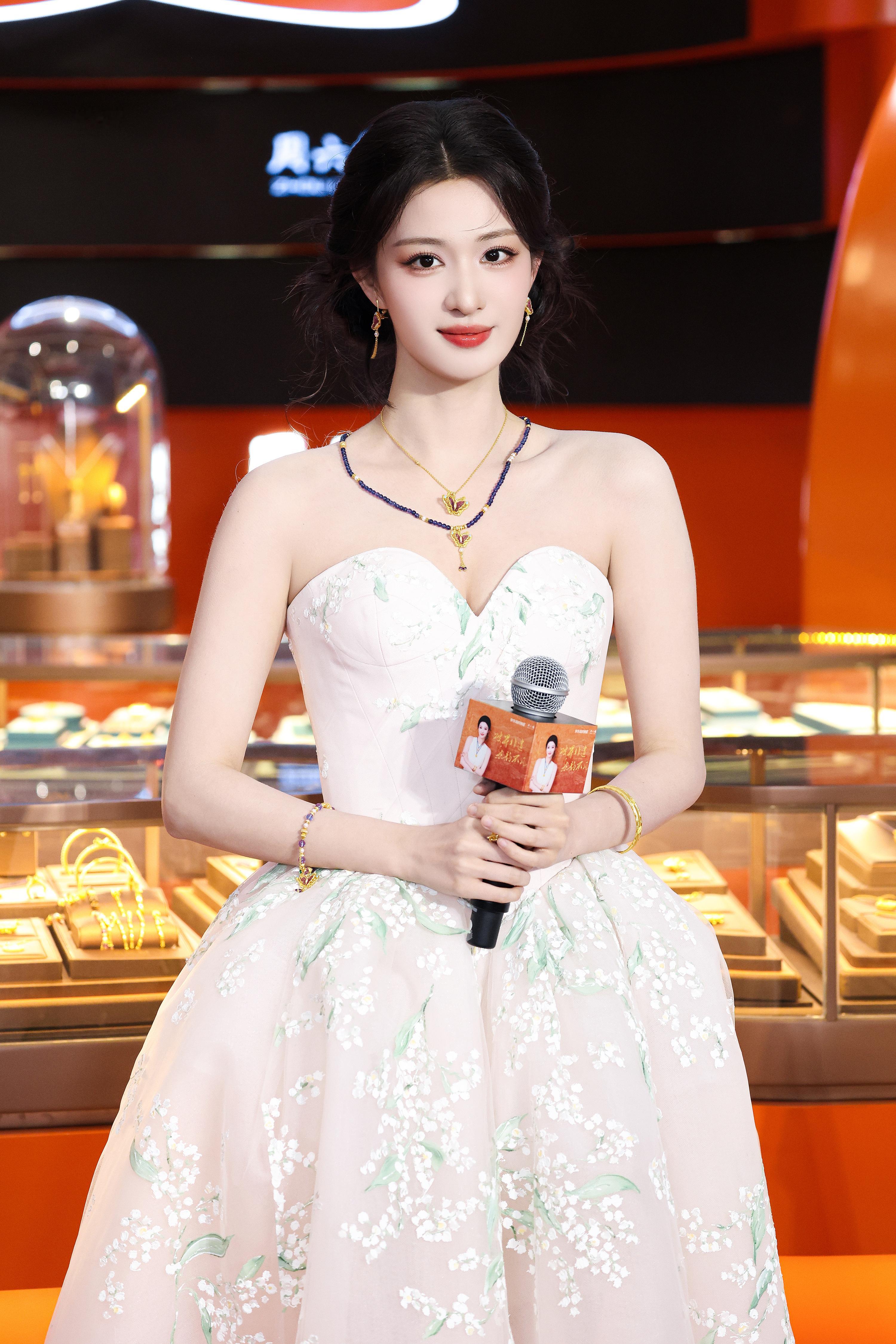 王楚然抹胸花苞裙被王楚然美得一愣一愣的🥹