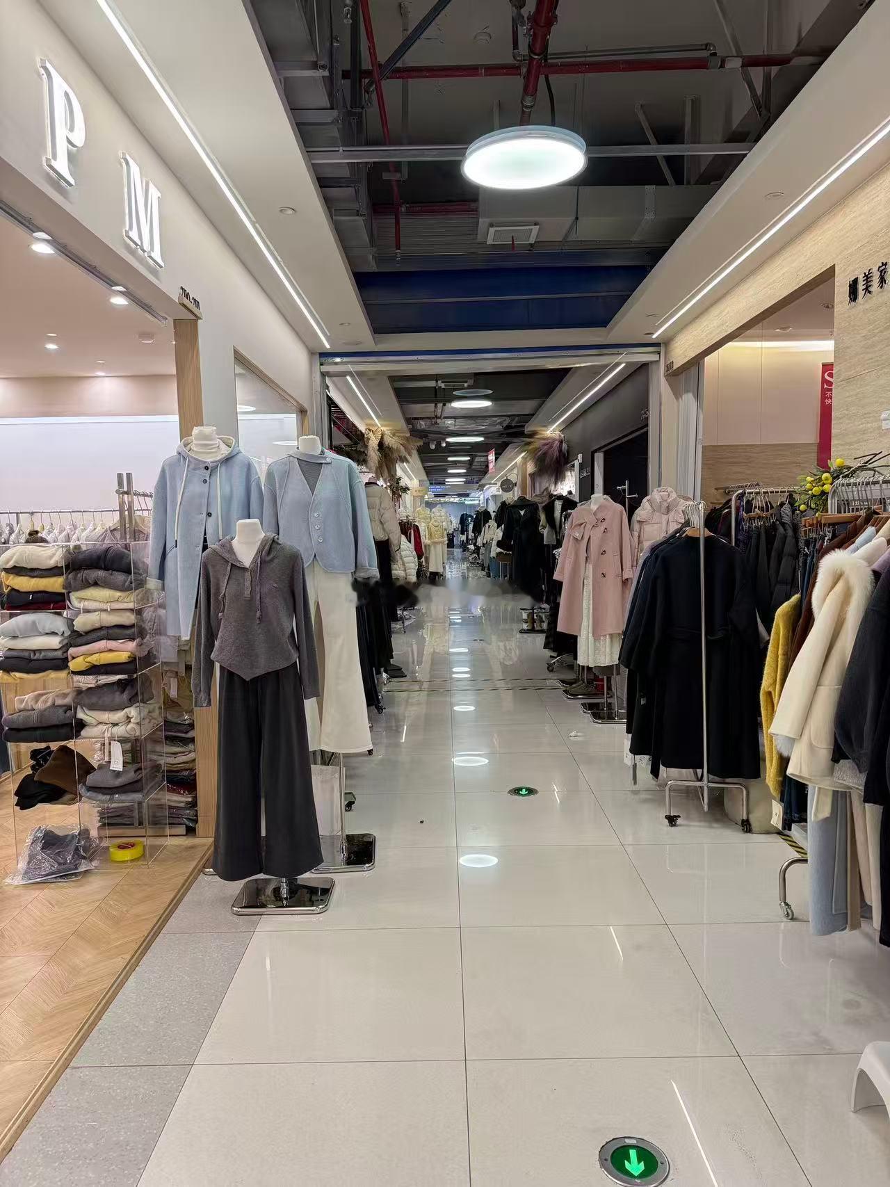 羽绒服卒。开服装店的朋友，心在滴血