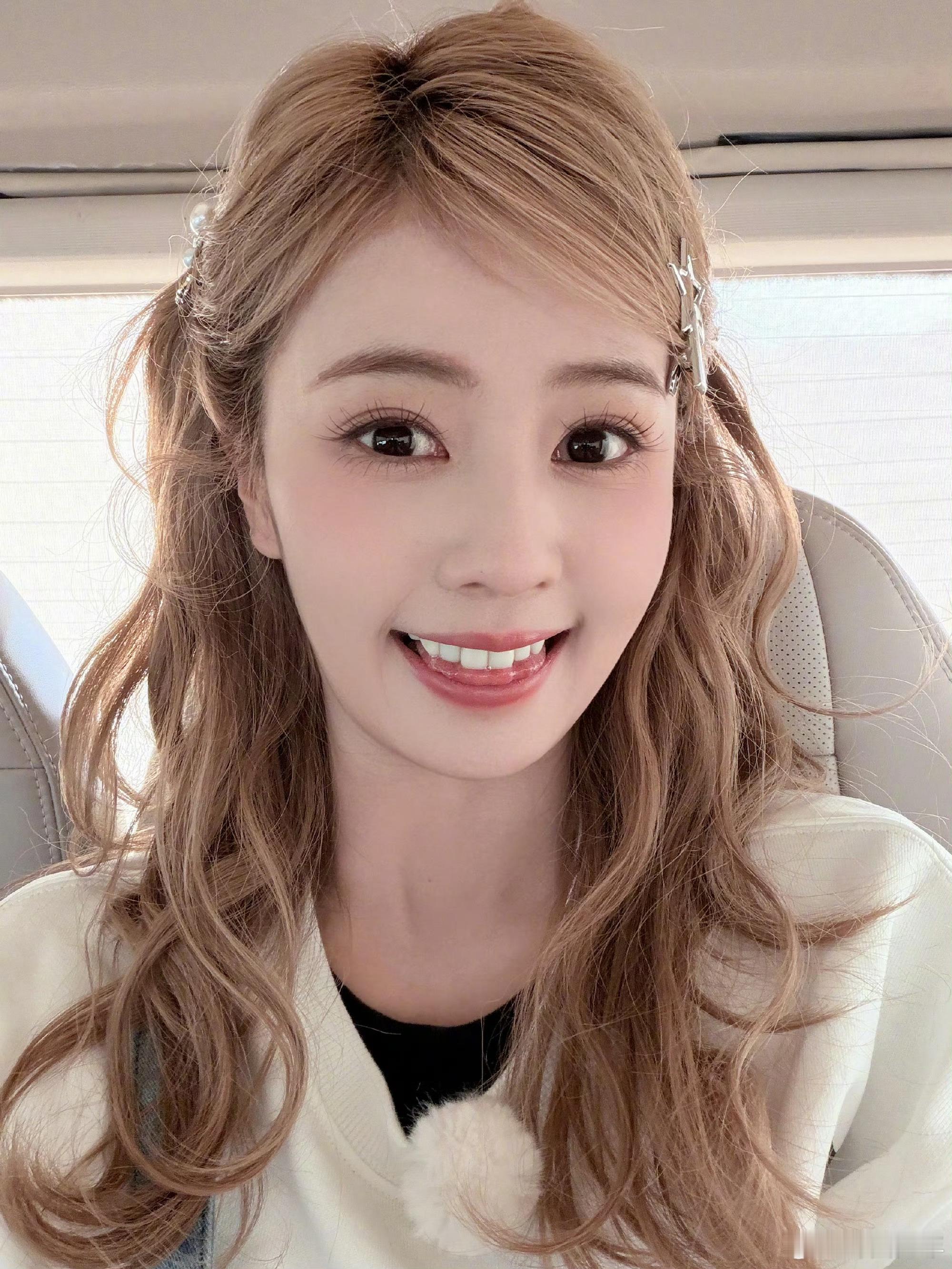 这哪是模仿emoji，明明是emoji本人穿越到三次元！五官精致到自带滤镜，随便