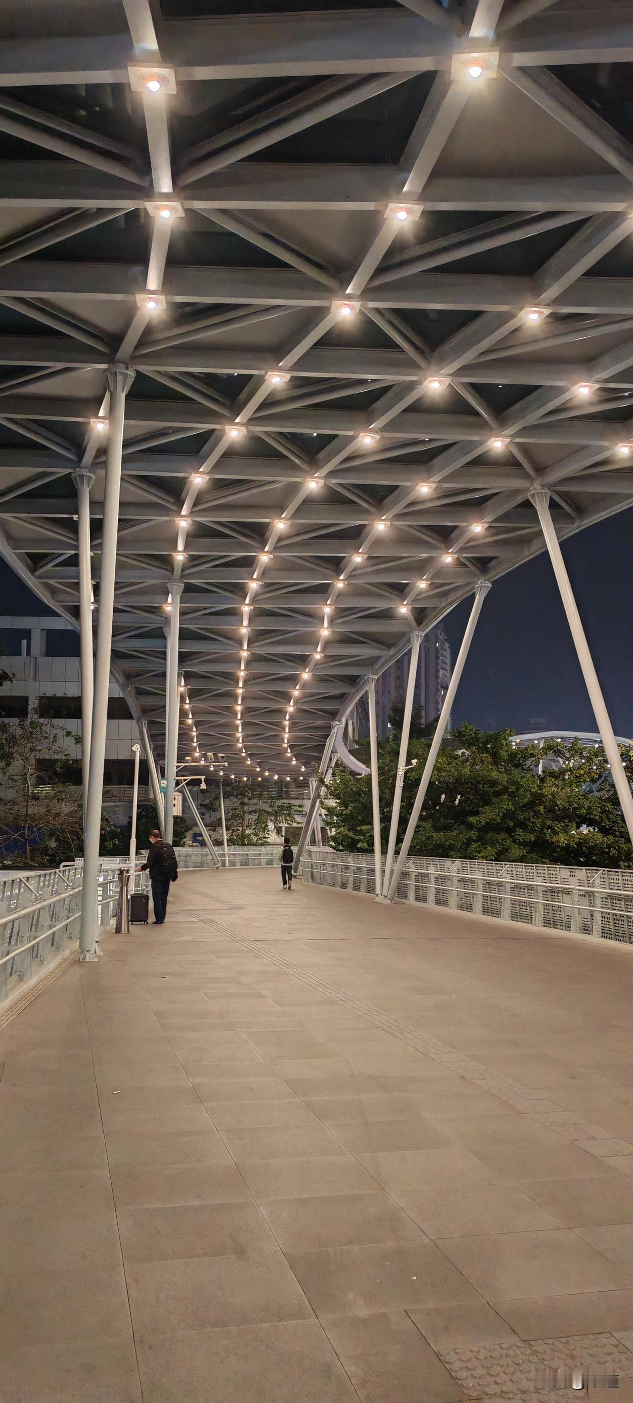 48岁未婚男子和一个离异女子相处九年了，人家大儿子都24了，小儿子也19了。男