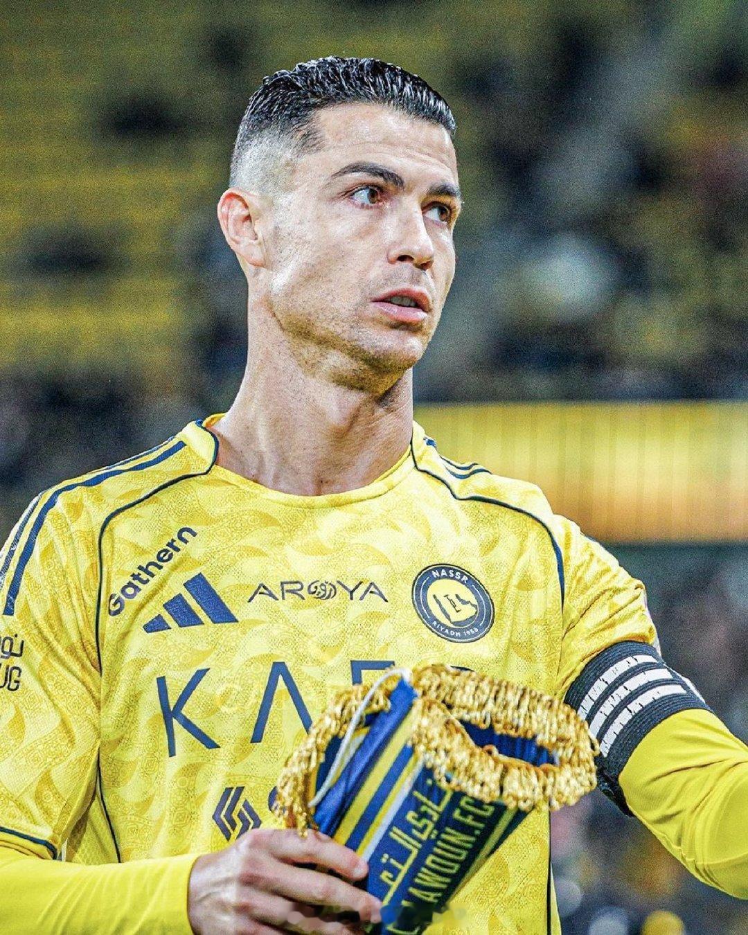 【C罗连续两场拒绝出战】罗马诺消息：C罗将会连续第2场缺席利雅得胜利的比赛，本周