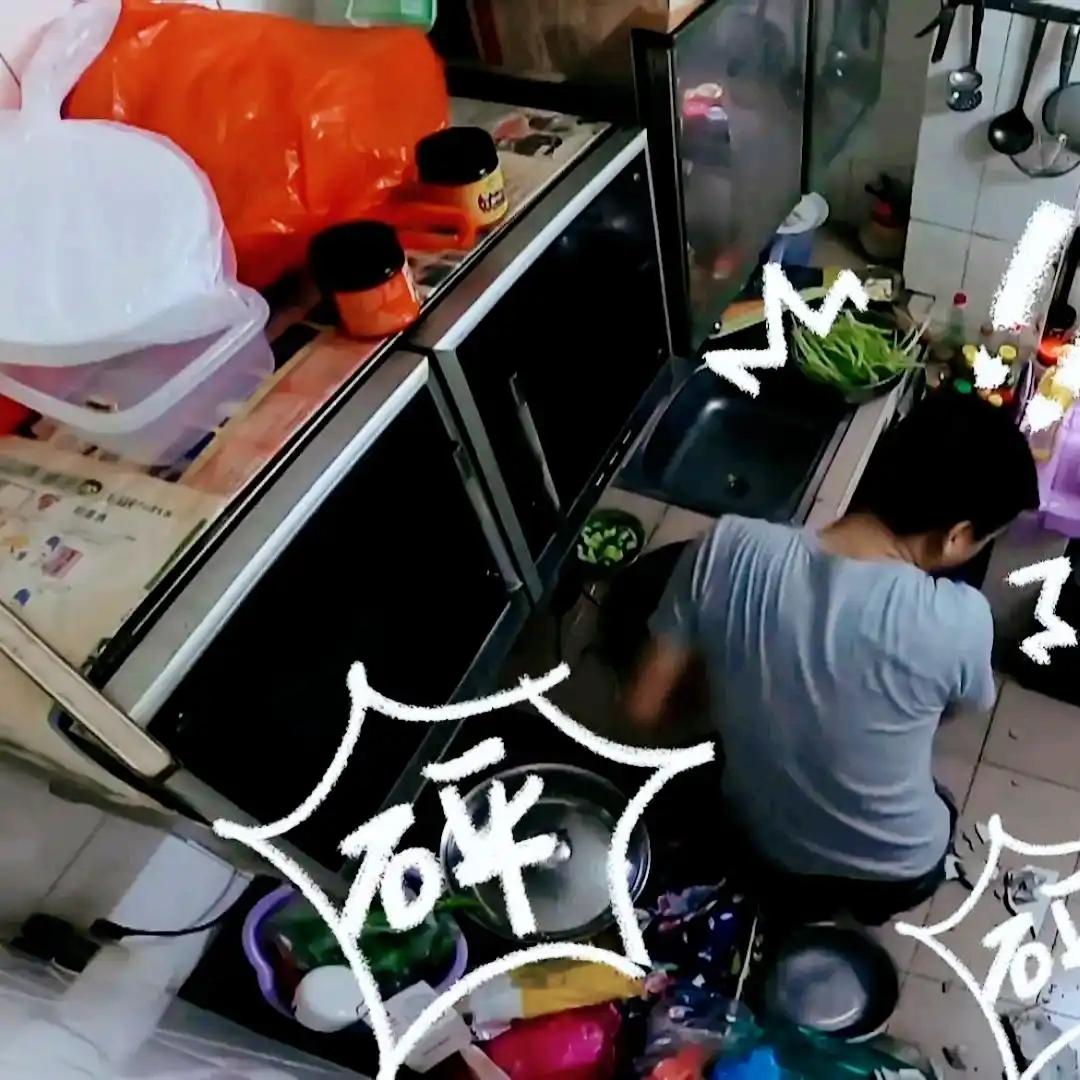 香港一家六口四代同堂，蜗居28㎡，经设计师本间贵史改造，竟一点不挤。改造前