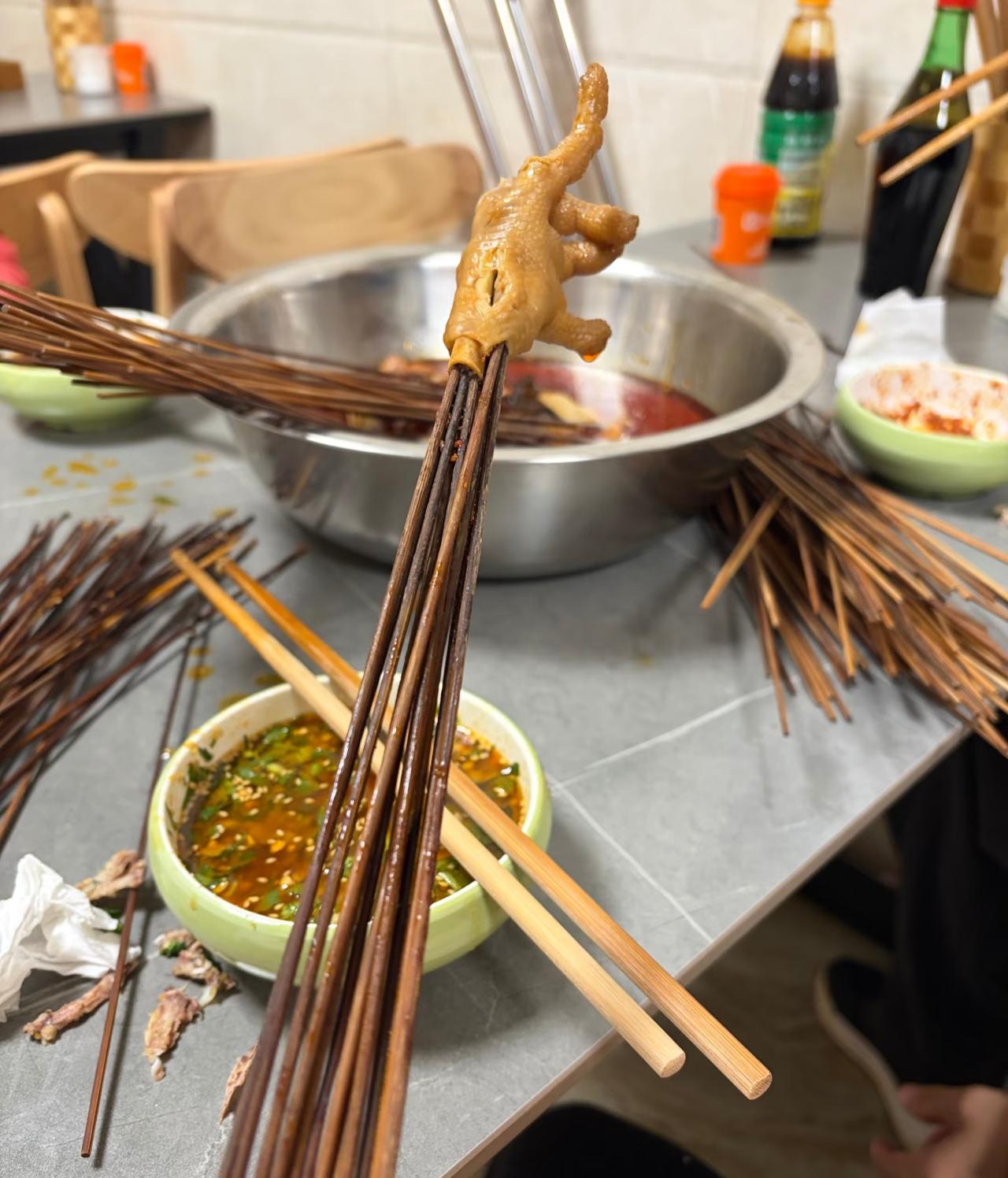 老板我劝你不要太离谱了！你们见过一个鸡爪上12根签签的嘛反正我是见识过了和
