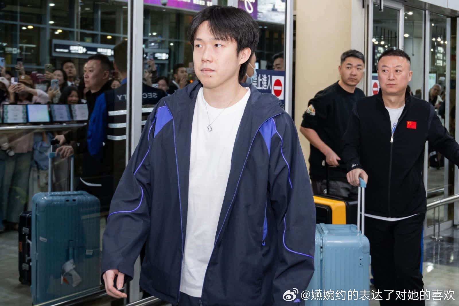 两个长得非常不尽如人意的人中间有一个非常美萌的女孩孙颖莎