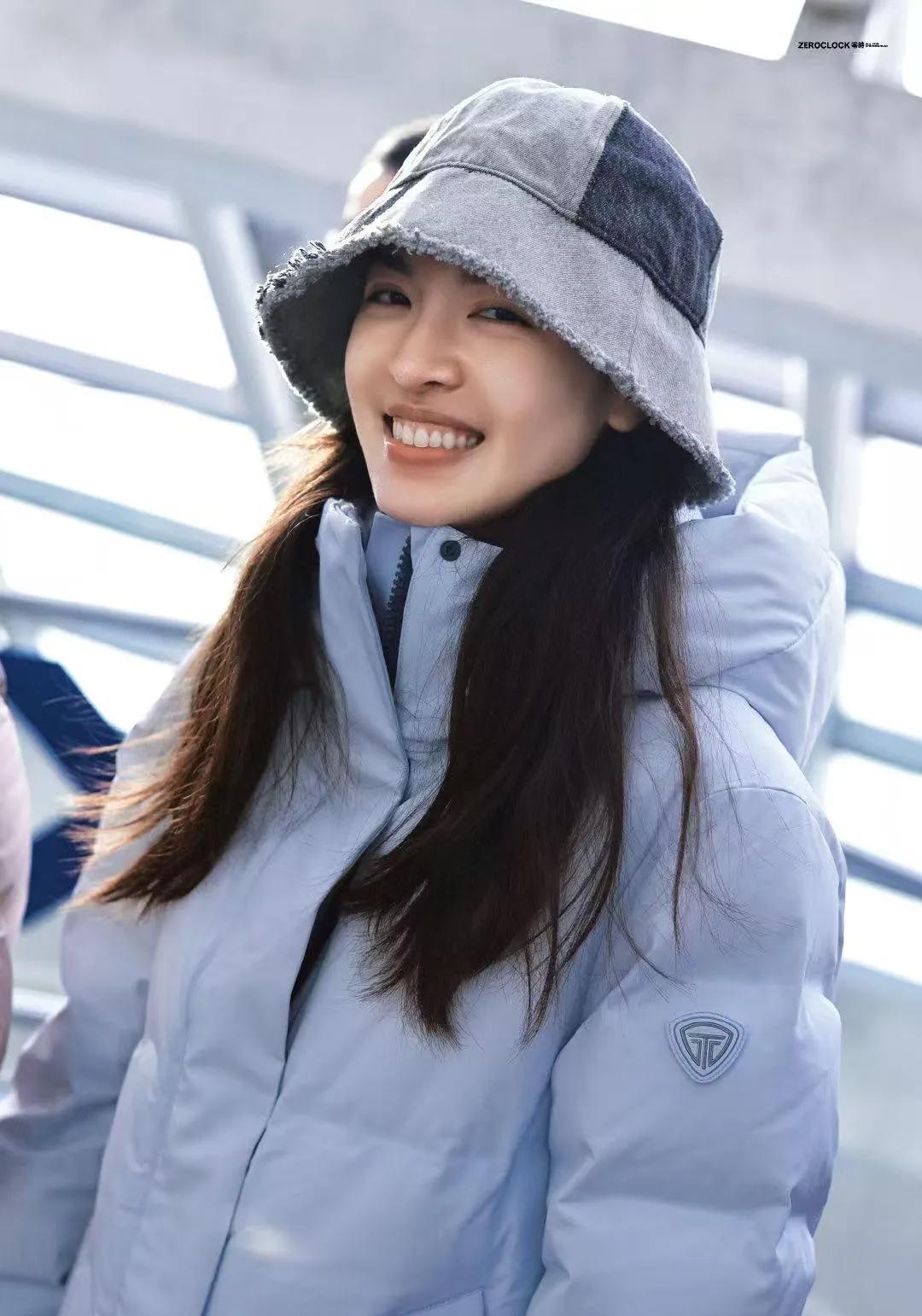 钟楚曦的状态也太好了吧！浅蓝羽绒服穿出清爽感，走路带风的样子又美又飒，姐姐鲨我！