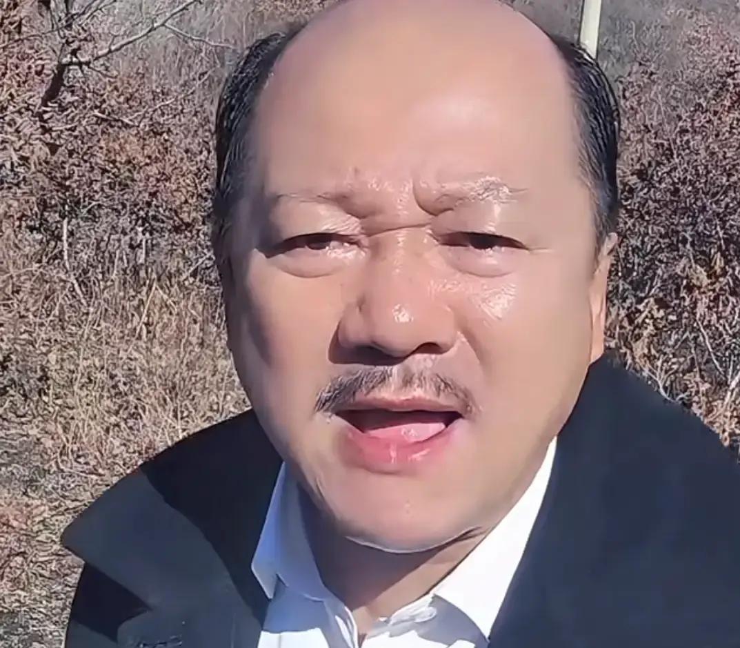 唐鉴军复播了。停播两个多月，人气不降反升。什么原因？拍戏去了。《乡村爱情18》封