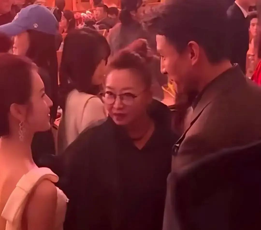 郭宇欣在中戏活动上拽着刘萧旭的手往导师面前送，嘴里还叭叭介绍，结果刘萧旭秒甩手，