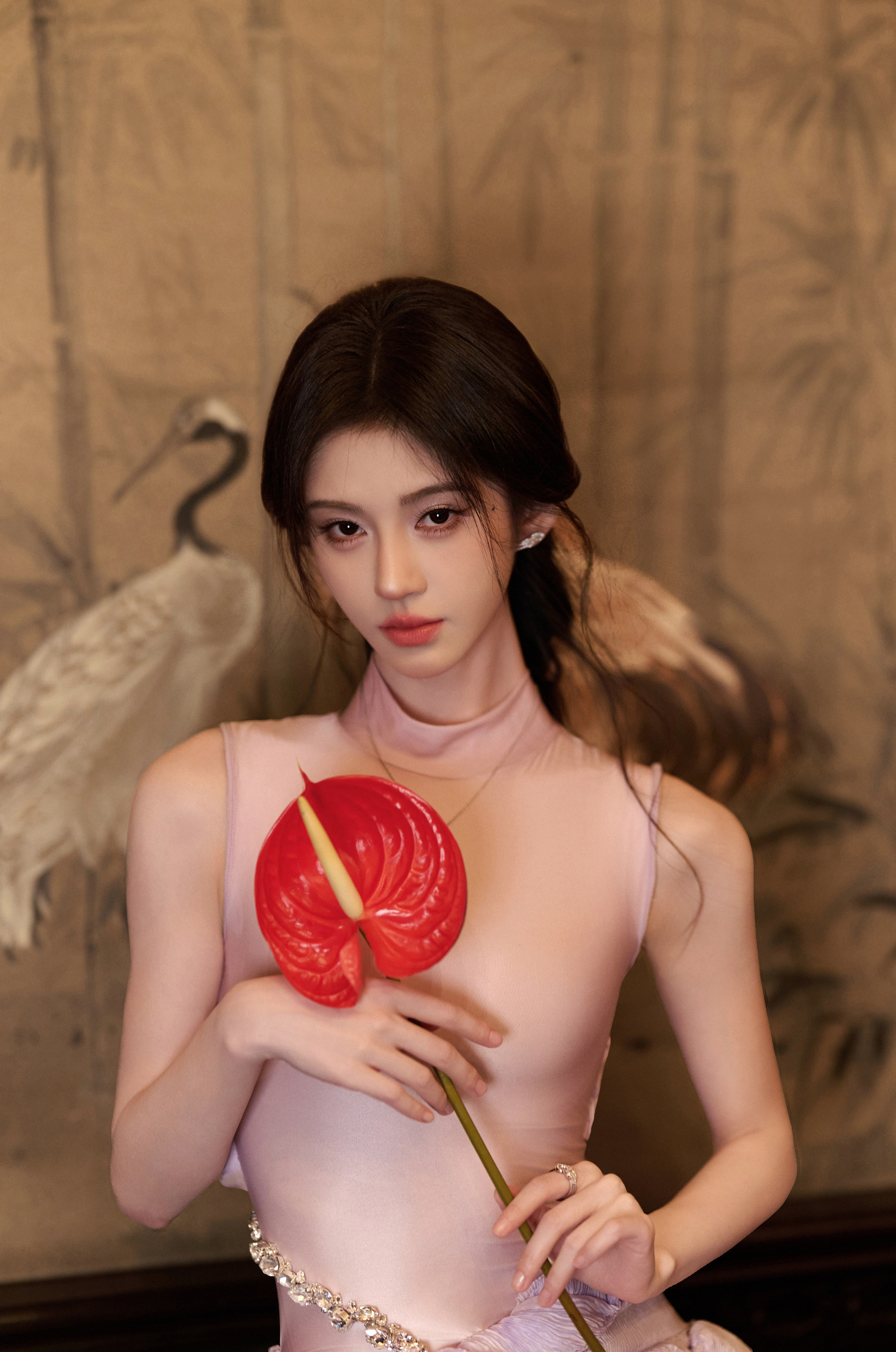鞠婧祎紫裙曳地，清辉落肩，她在舞台中央把歌声酿成月光，每一个音符都裹着细碎的星