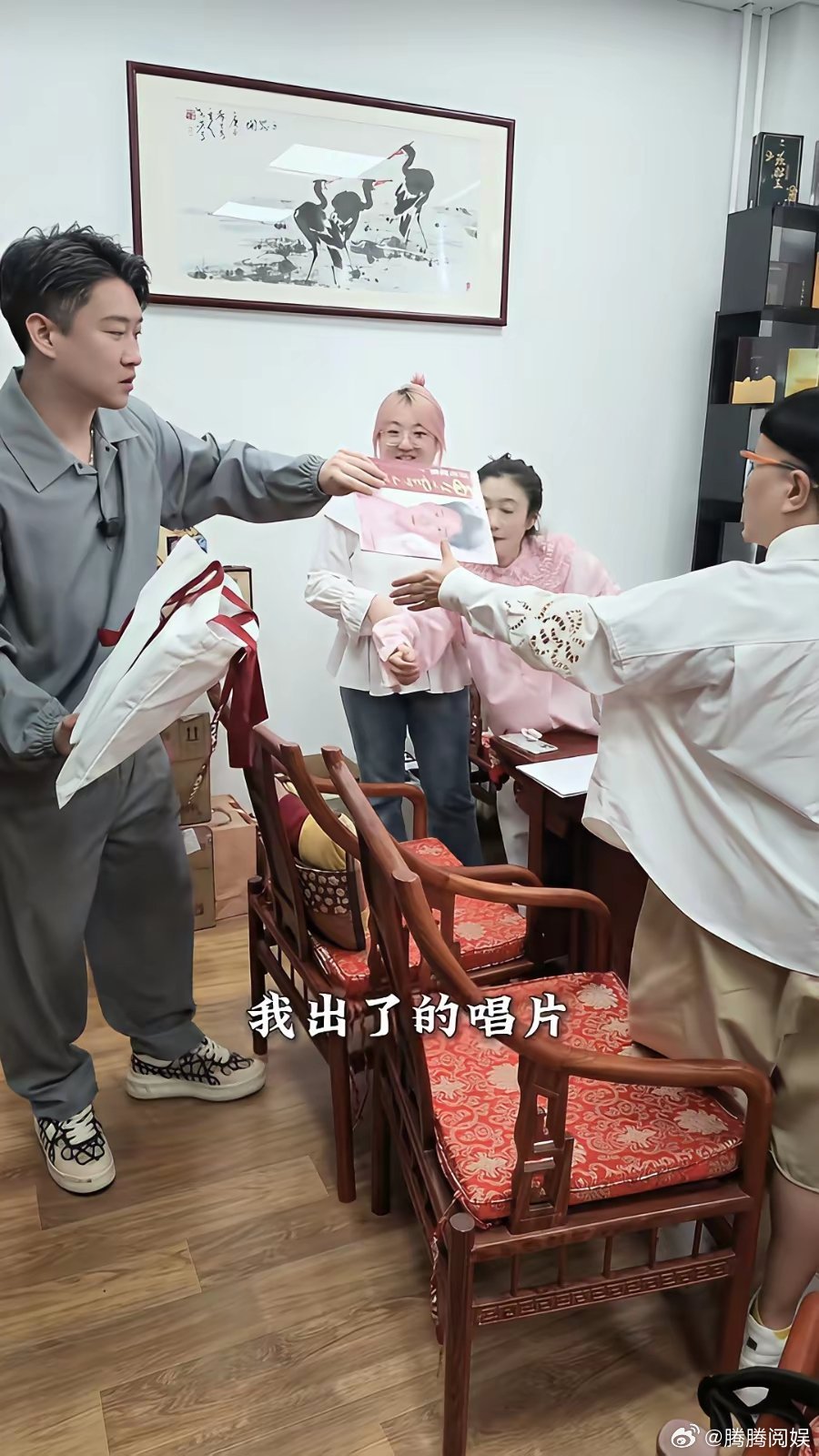 10月9日，曹云金带金龟子到北京听云轩总部的办公室参观，曹云金一副老板的派头，霸气了好多，金龟子是真