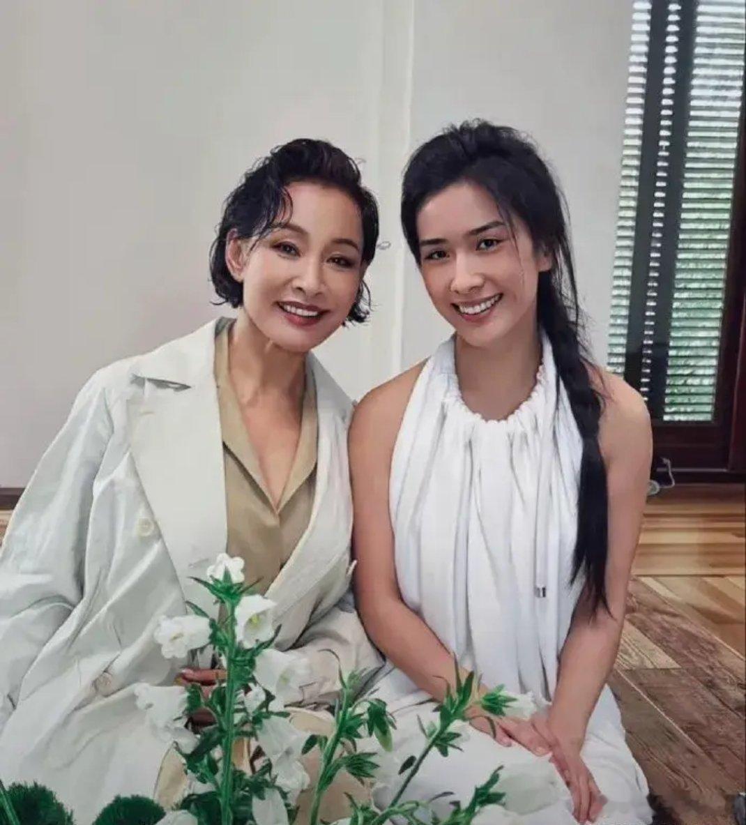 陈冲和女儿同框，女儿颜值出众，气质甚至更胜一筹，比妈妈还惊艳