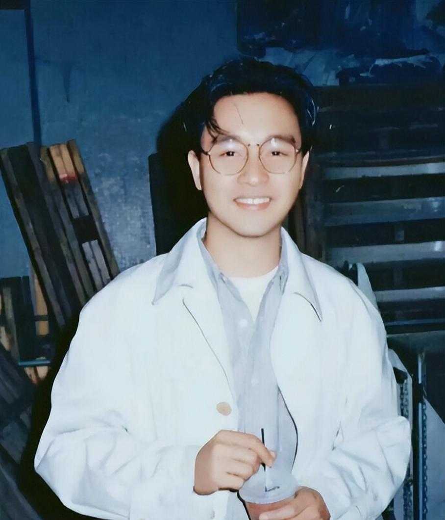 当年，何赛飞怀孕，张国荣说：“姐，送你一张我的帅照，你一定要贴在床头每天看。”她