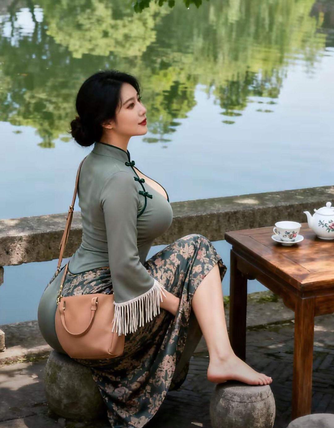 这位姐姐简直是美的典范！灰绿旗袍上身，流苏袖添灵动，迷彩长裙开叉露美腿，曲线玲珑