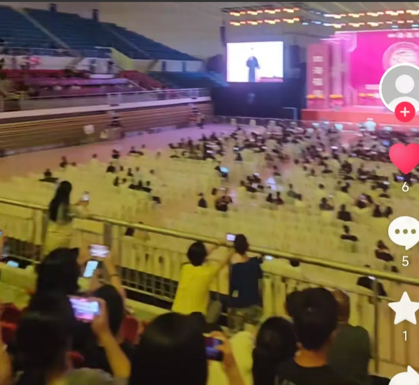 德云社一些演出现场照片差距为什么这么大？近日，我看到德云社艺人张