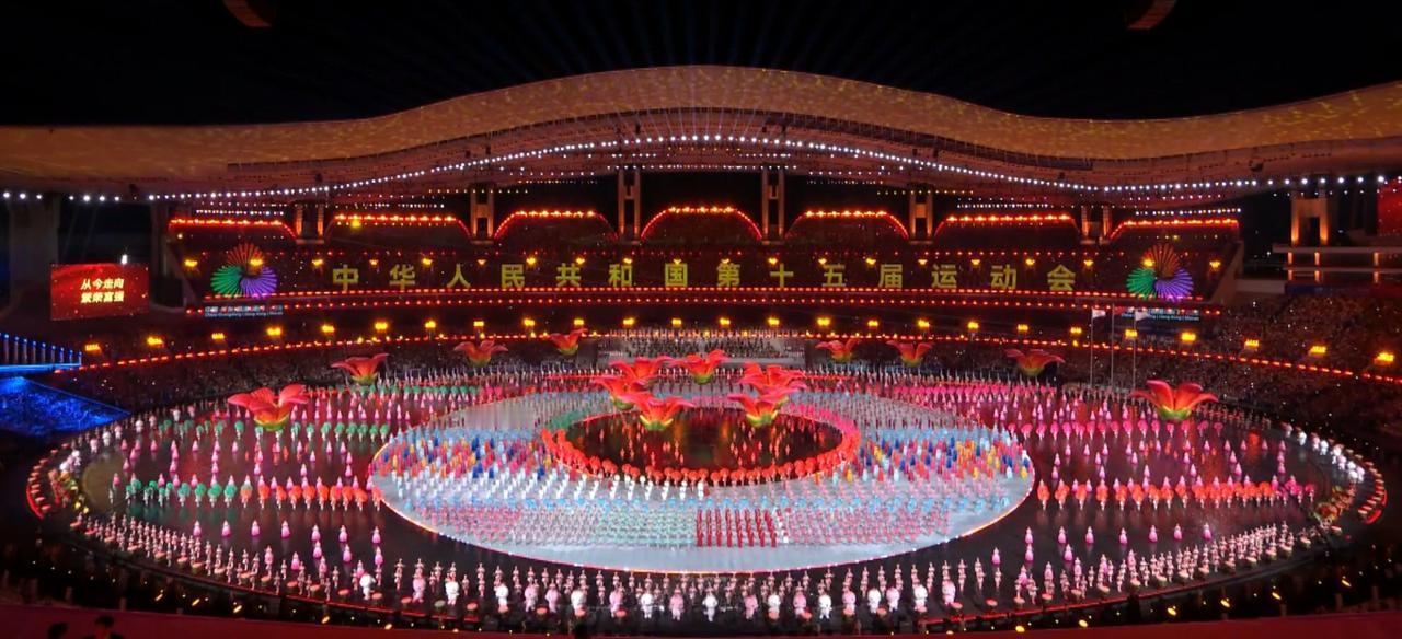 昨晚全运会开幕式融合了科技与文化，展现了中国创新实力。机器人奏乐、全息投影和先进