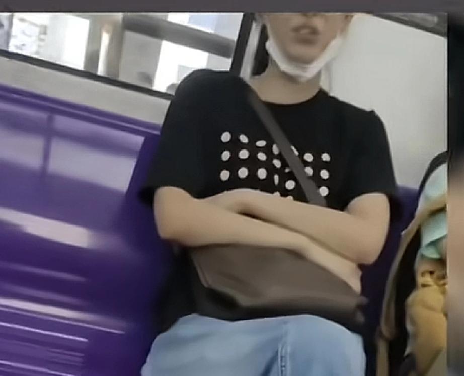 “打的就是她，活该！”上海地铁4号线上，一名29岁的女子尹某在车厢内自言自语，公