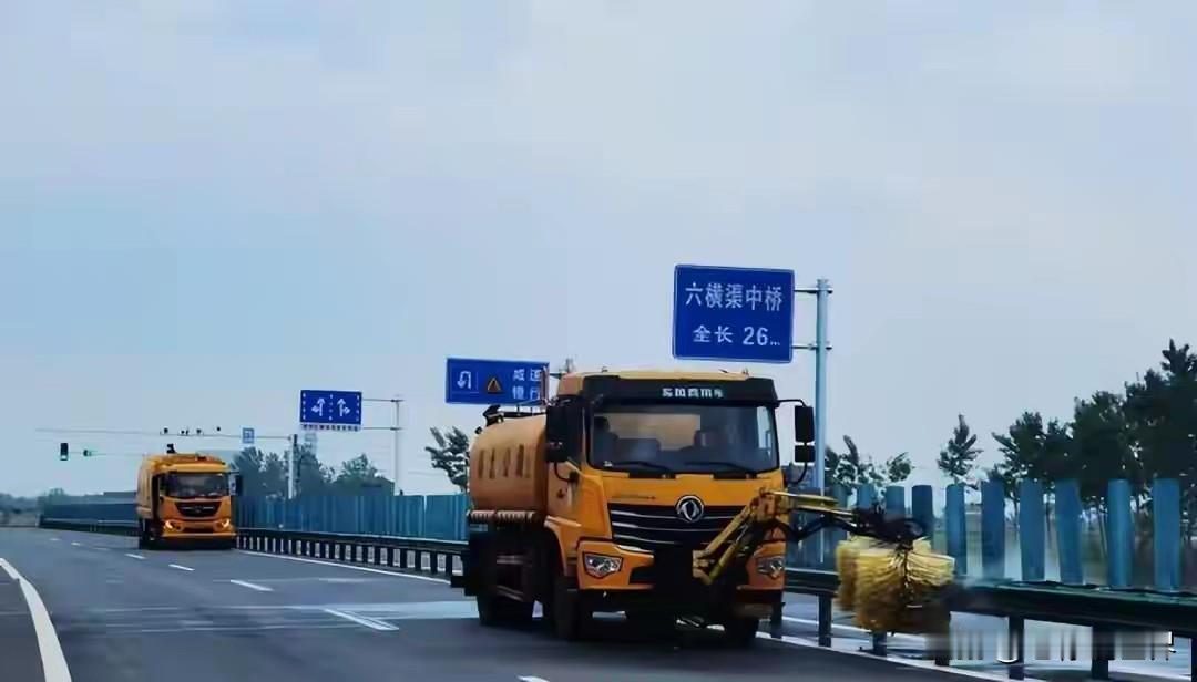 三大央媒密集点评新能源车道路收费，这件事不能只站队吵车主。过去扶持新能源，免