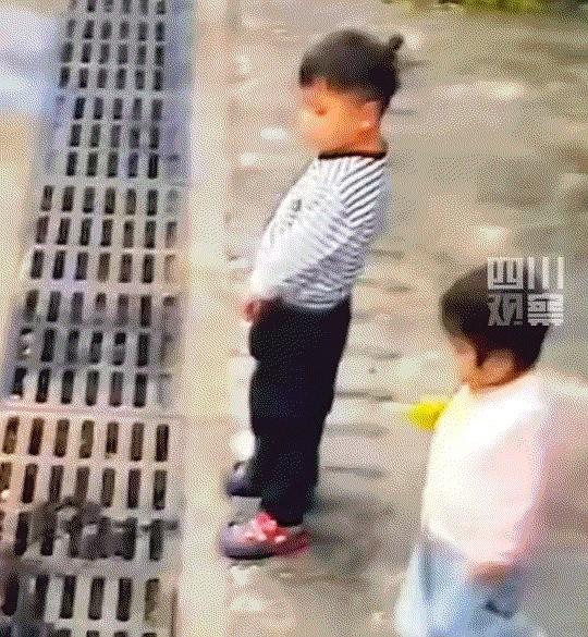 万万没想到，安徽，一3岁小男孩正在路边下水道处小解，突然这一旁的妹妹竟径直就走到