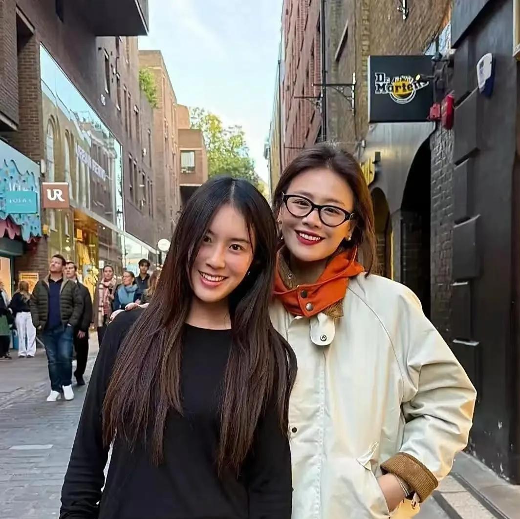 马思纯伦敦街头被偶遇，37岁瘦身后状态超绝，穿搭简约时髦网友在英国伦敦街头