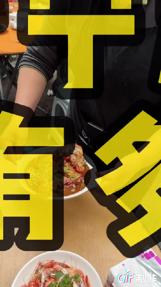 这桌菜在宁波餐馆收了1000块，有人说贵了有人说不贵，炒菜价格还行，贵就贵在几盘