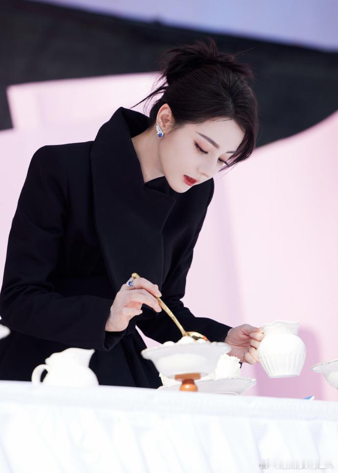 迪丽热巴的cool是松弛的、自在的，不被定义的态度，才是最迷人的感觉～