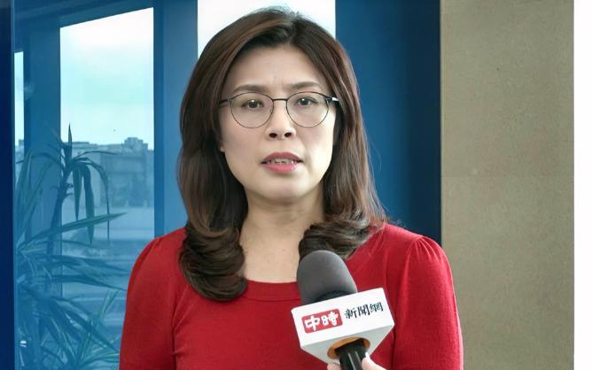 郑丽文确实够狠，夺权第一步已经开始！11月13日外媒爆料，郑丽文主持上任后首次中