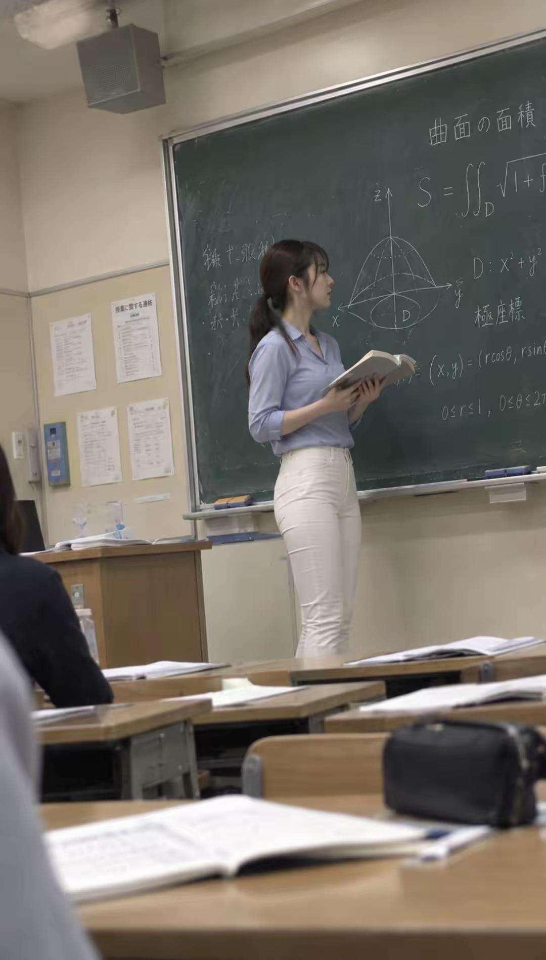 我没见过大陆教师上课写繁体字的，尤其数学[捂脸哭]这那是在教书这是在找老公吧