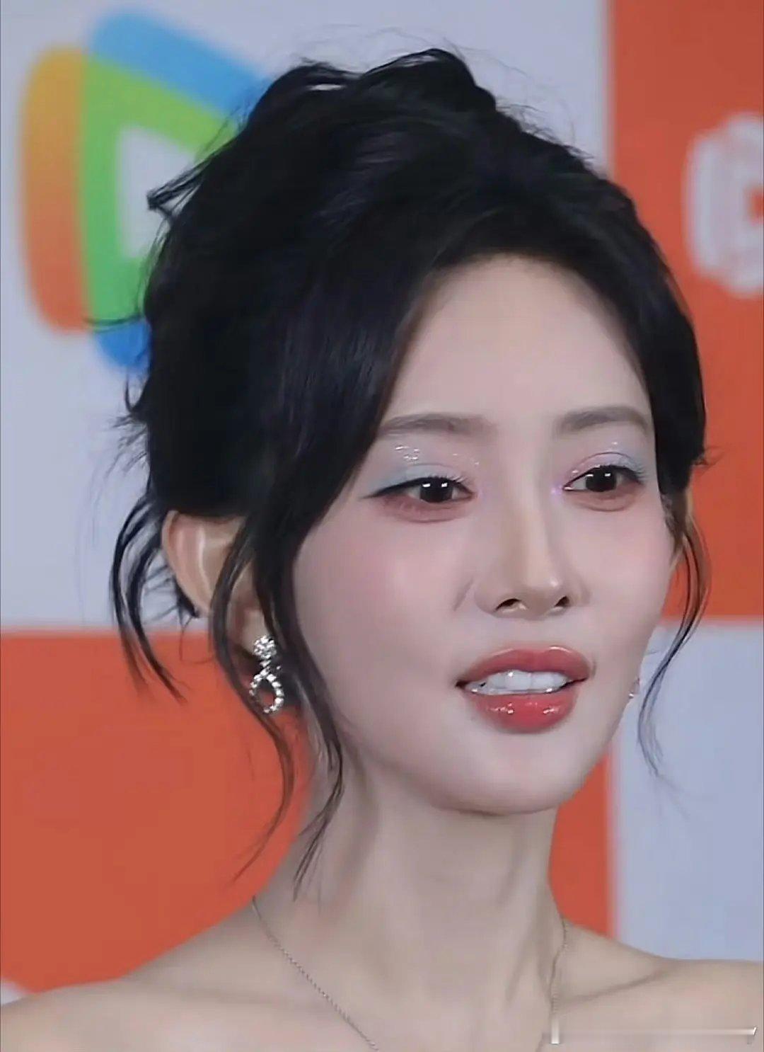 孟子义不是可爱那一卦就别装行吗,看着好显老