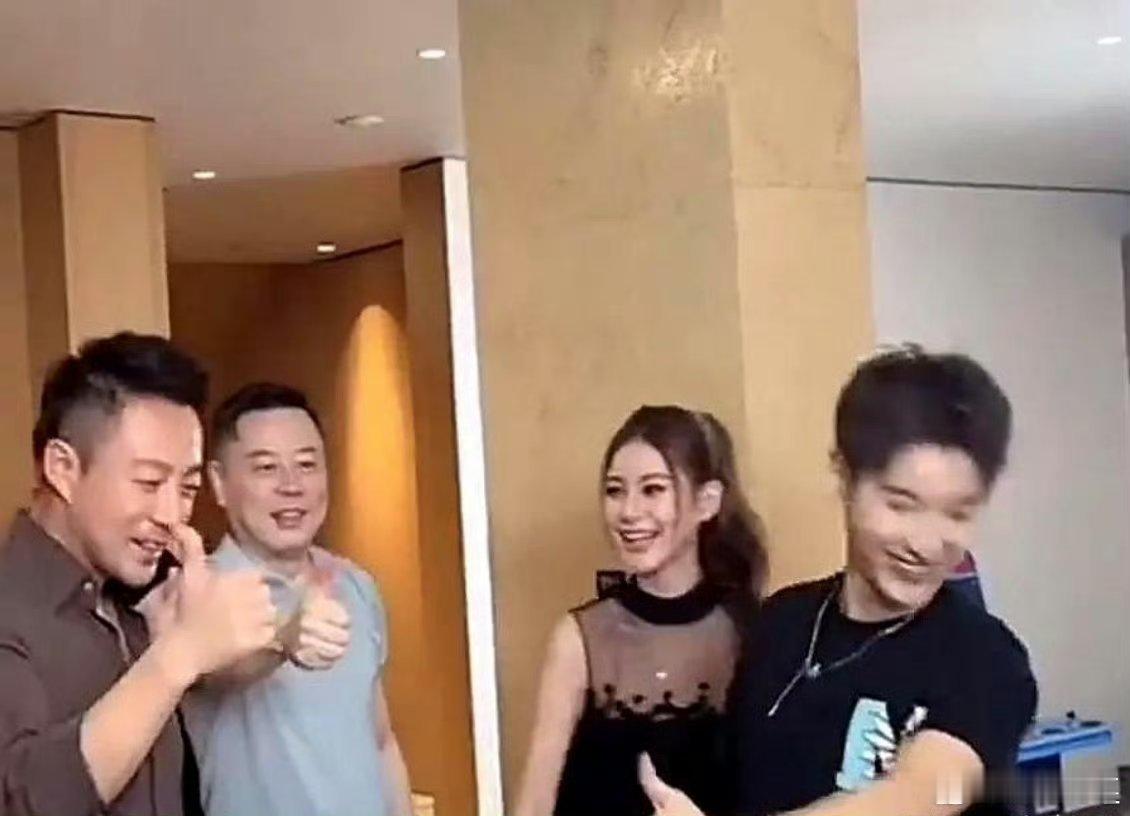 汪小菲把账本摔在桌上，数字密密麻麻像蚂蚁爬满纸面。凌晨三点的麻六记后厨，油烟机轰