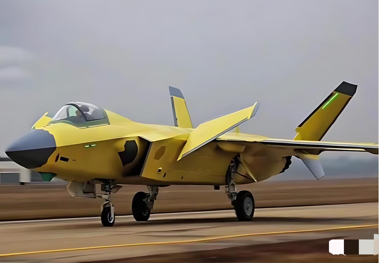 “黄皮”歼20那可是备受关注啊。“黄皮”一般指还未涂正式漆的状态。从性能提升来看