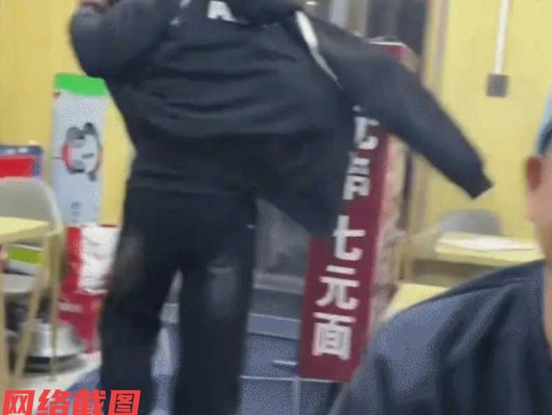 黑龙江齐齐哈尔有男子请外地朋友来吃烤肉。此刻却因男子和朋友相聊太晚，烤肉店老