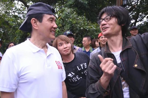 76岁马英九健康告急？台媒最新爆料：姐姐马以南泣诉马英九“情况恶化”；反戴帽子唱