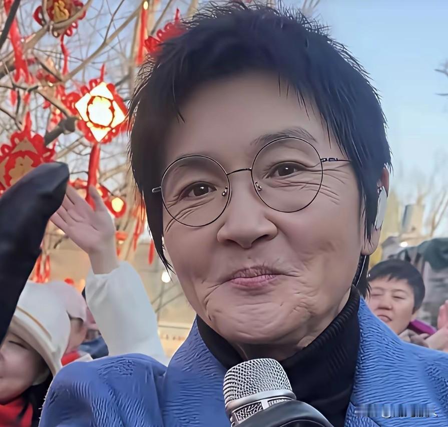 男生女相，贵不可言。难怪孙楠越老越红，看他的面相，慈祥和善，线条分明的阴骘纹和