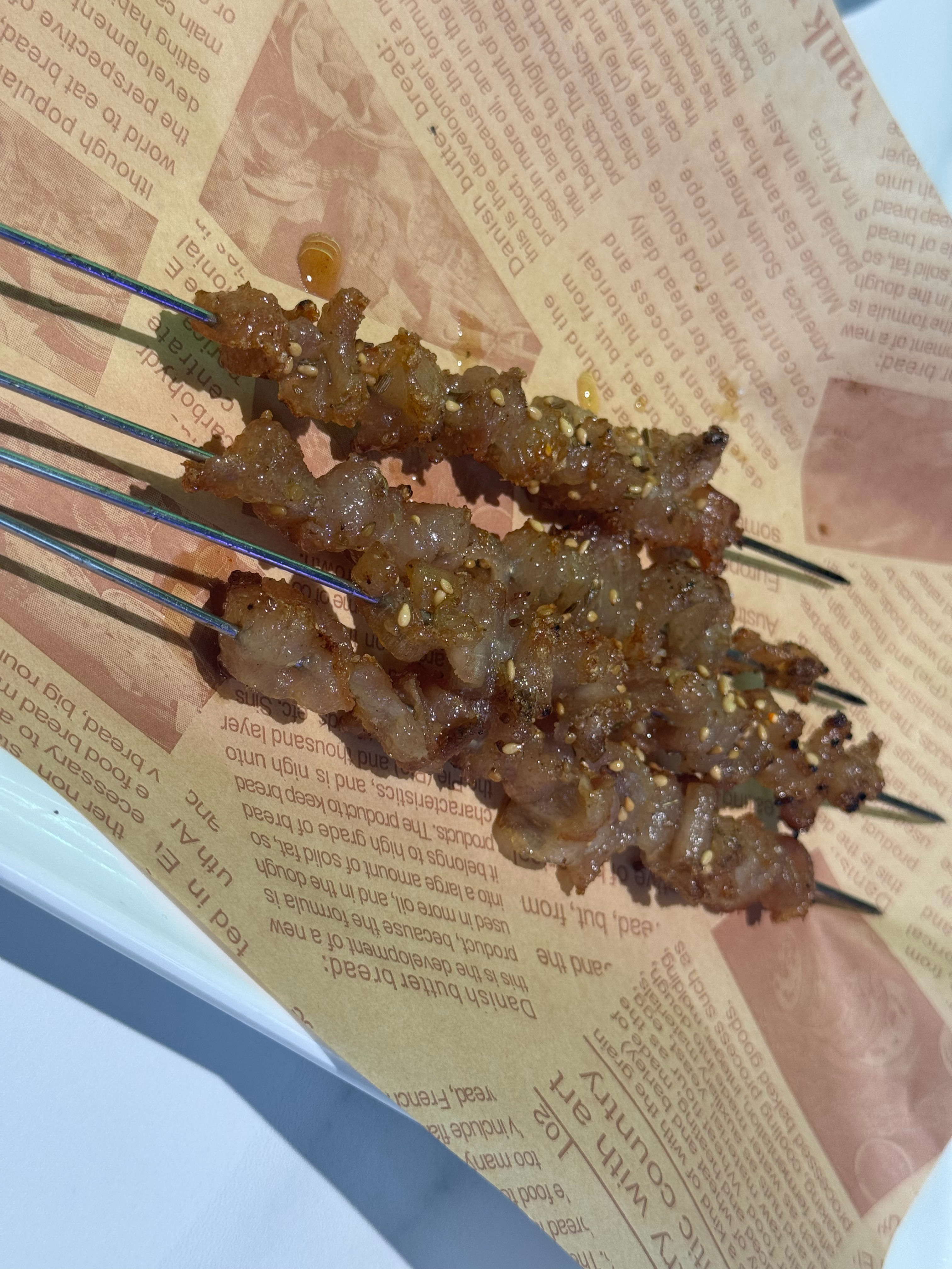 有人知道这是烤的啥吗？极其好吃。点单的时候说是叫“酸筋er”烤完有点半透明的状态