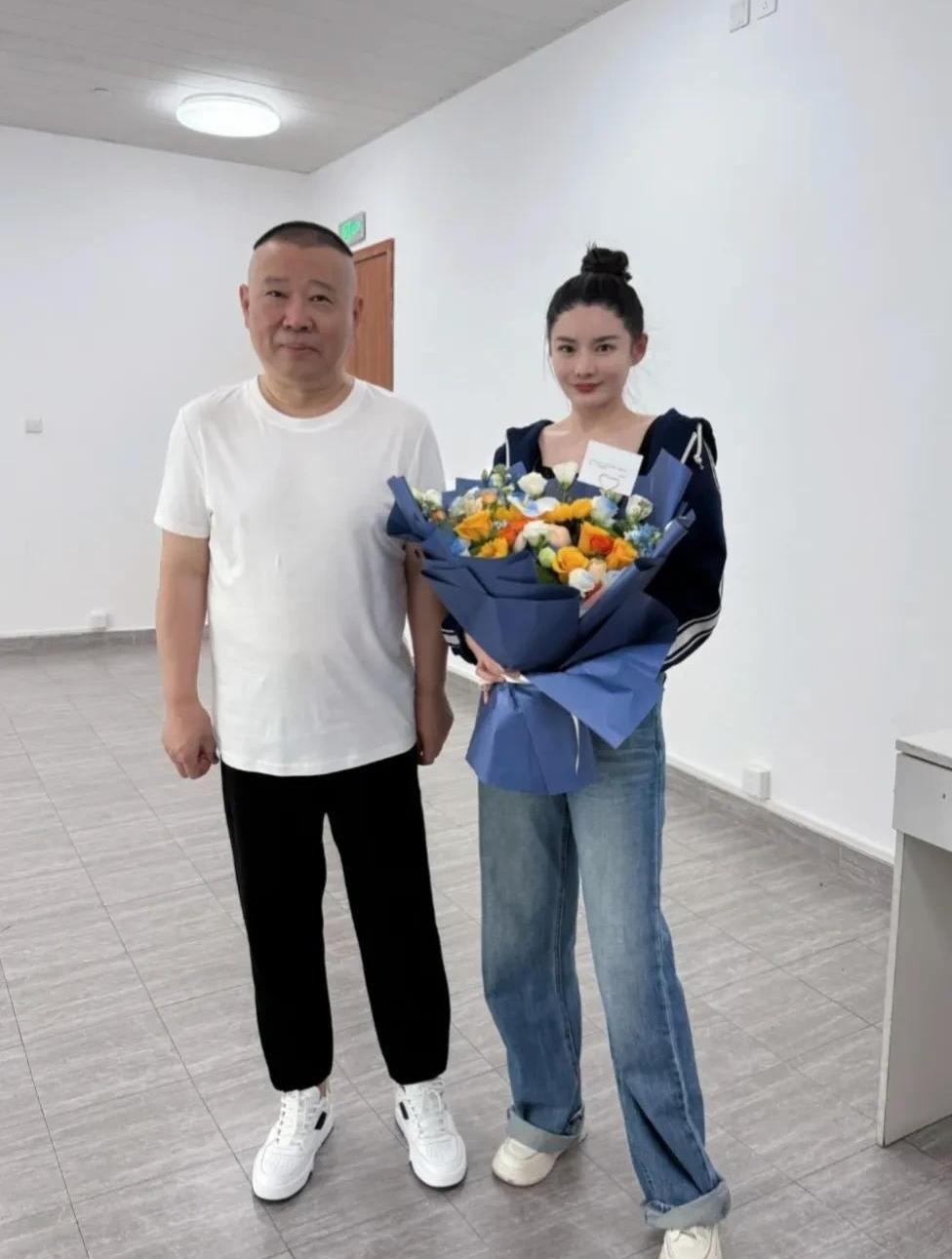 郭德纲上海和女粉丝的一张合影，真把“分寸感”这三个字写脸上了。这才是大师傅的风