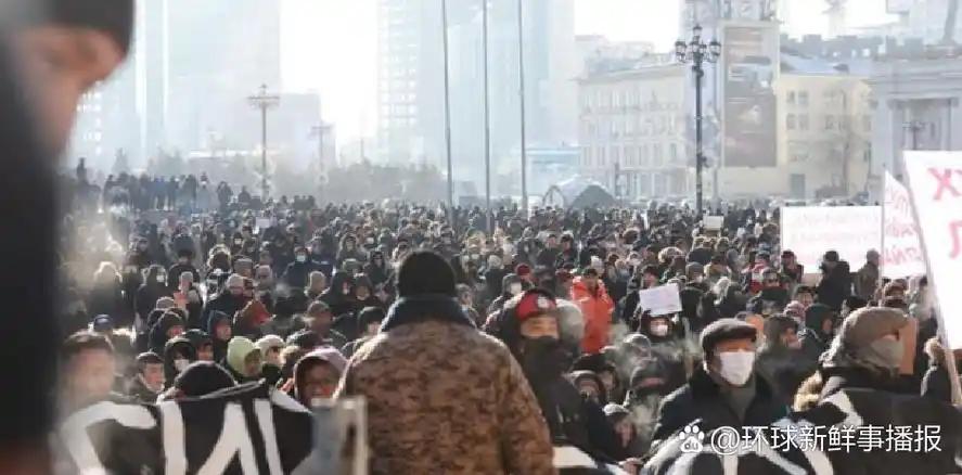 蒙古国心脏乌兰巴托的中心广场上，青年们举着横幅、高呼口号，满腔愤火直指官员贪腐，