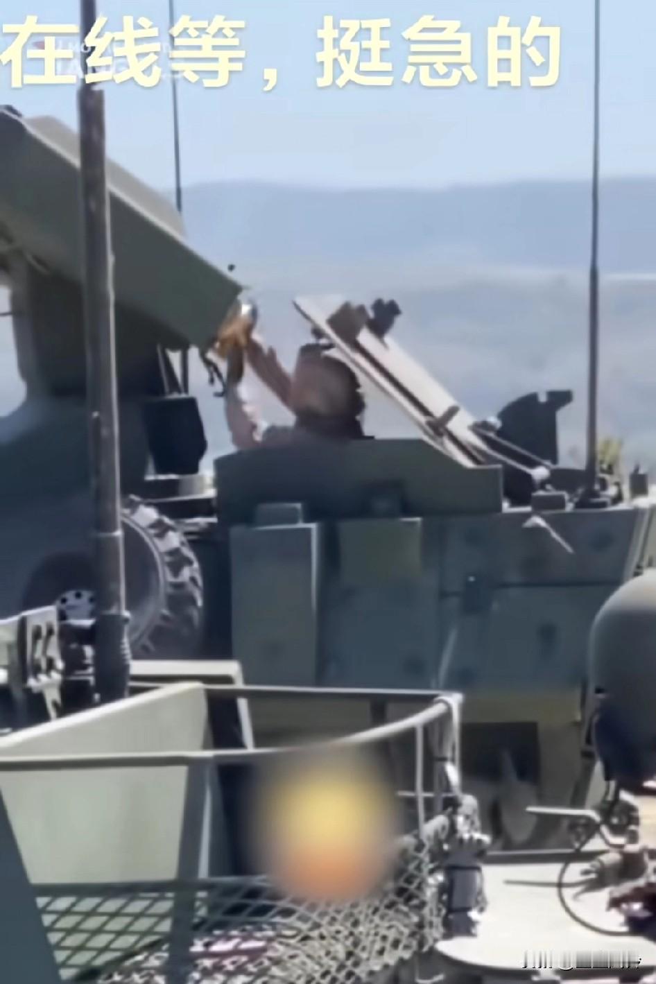 美士兵装反坦克武器系统发射失败，被导弹掉下来直接砸脸！！感觉他挺痛的，但是原谅不