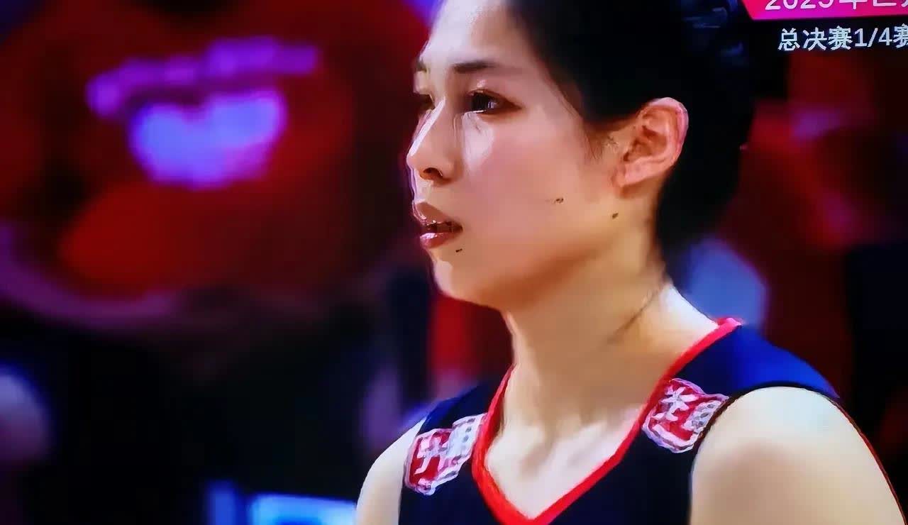 落寞庄宇珊。全场唯一状态一直沿袭的她，决胜局开局摸不到球打，二传连续二号位三个传